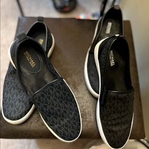 Size 8 color, black and blue